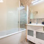 Apartmán Bright 1 Bdr Flat With Pool & Balcony By Lovelystay