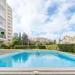 Apartmán Bright 1 Bdr Flat With Pool & Balcony By Lovelystay