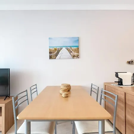 Apartmán Bright 1 Bdr Flat With Pool & Balcony By Lovelystay