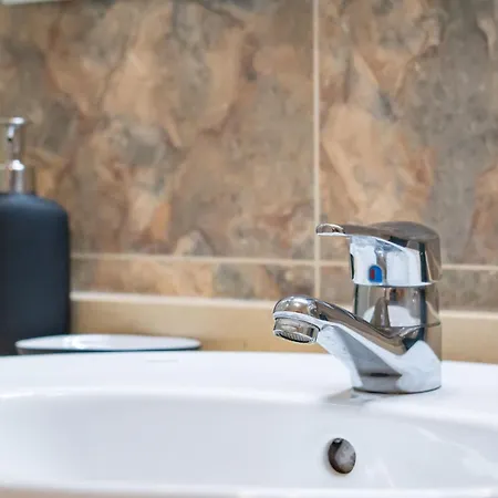 Apartamento Bright 1 Bdr Flat With Pool & Balcony By Lovelystay