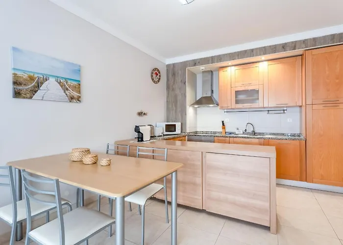 Apartament Bright 1 Bdr Flat With Pool & Balcony By Lovelystay *