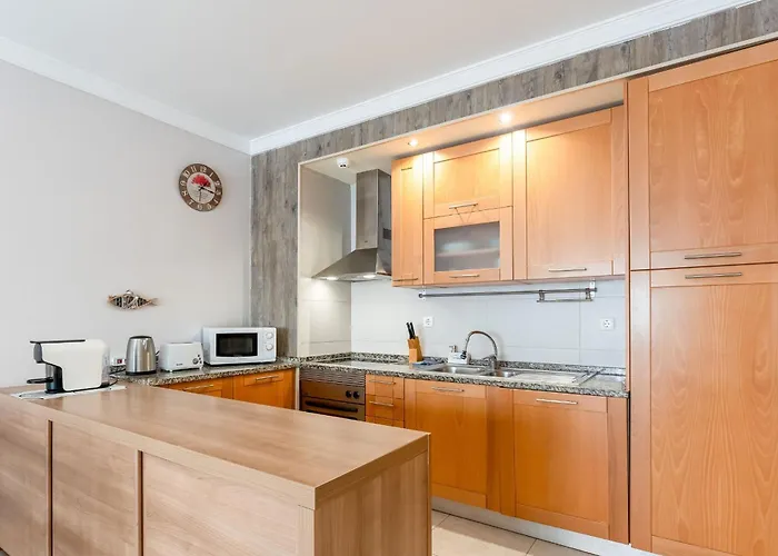 Apartament Bright 1 Bdr Flat With Pool & Balcony By Lovelystay *