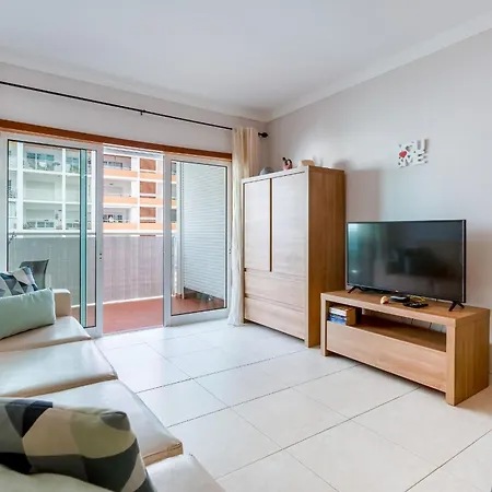 Апартаменты Bright 1 Bdr Flat With Pool & Balcony By Lovelystay Портиман