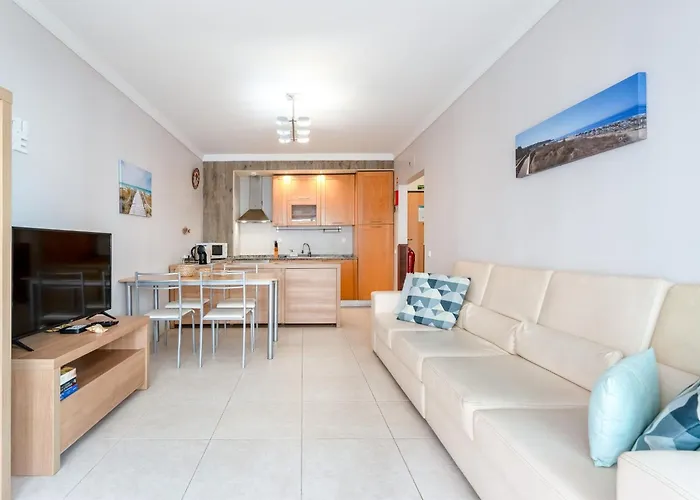 Bright 1 Bdr Flat With Pool & Balcony By Lovelystay *