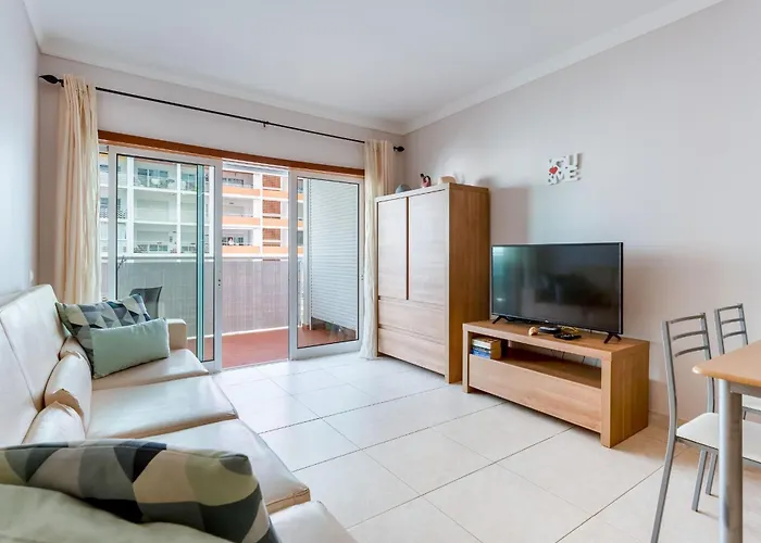 Апартаменты Bright 1 Bdr Flat With Pool & Balcony By Lovelystay Портиман