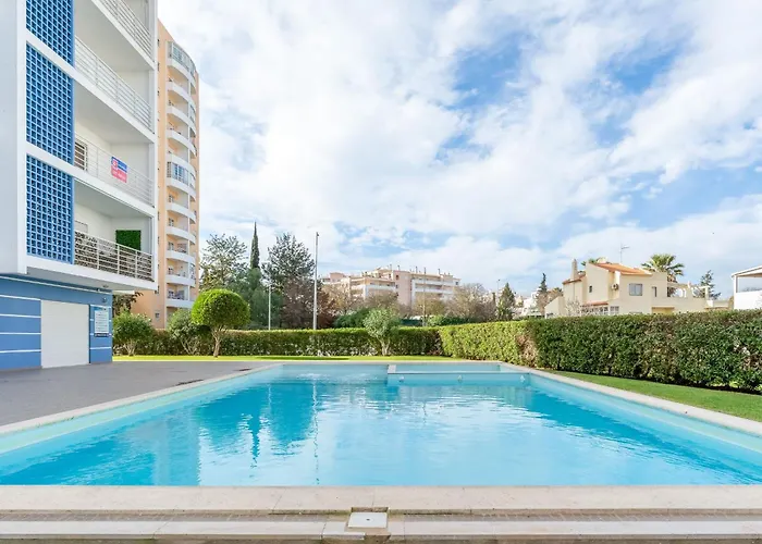 Апартаменты Bright 1 Bdr Flat With Pool & Balcony By Lovelystay